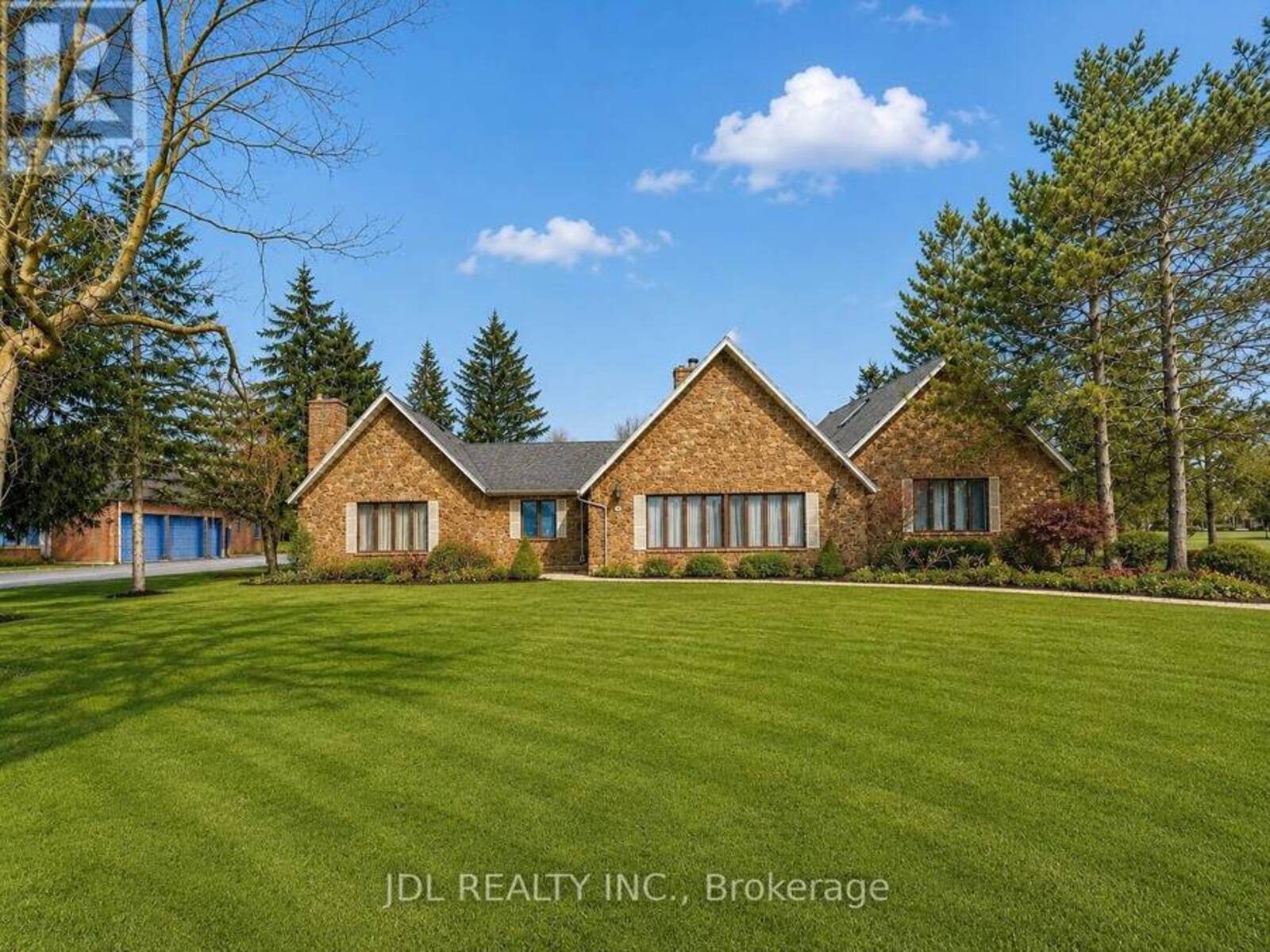 2033 NIAGARA RIVER PARKWAY, Fort Erie, Ontario L2A 5M4