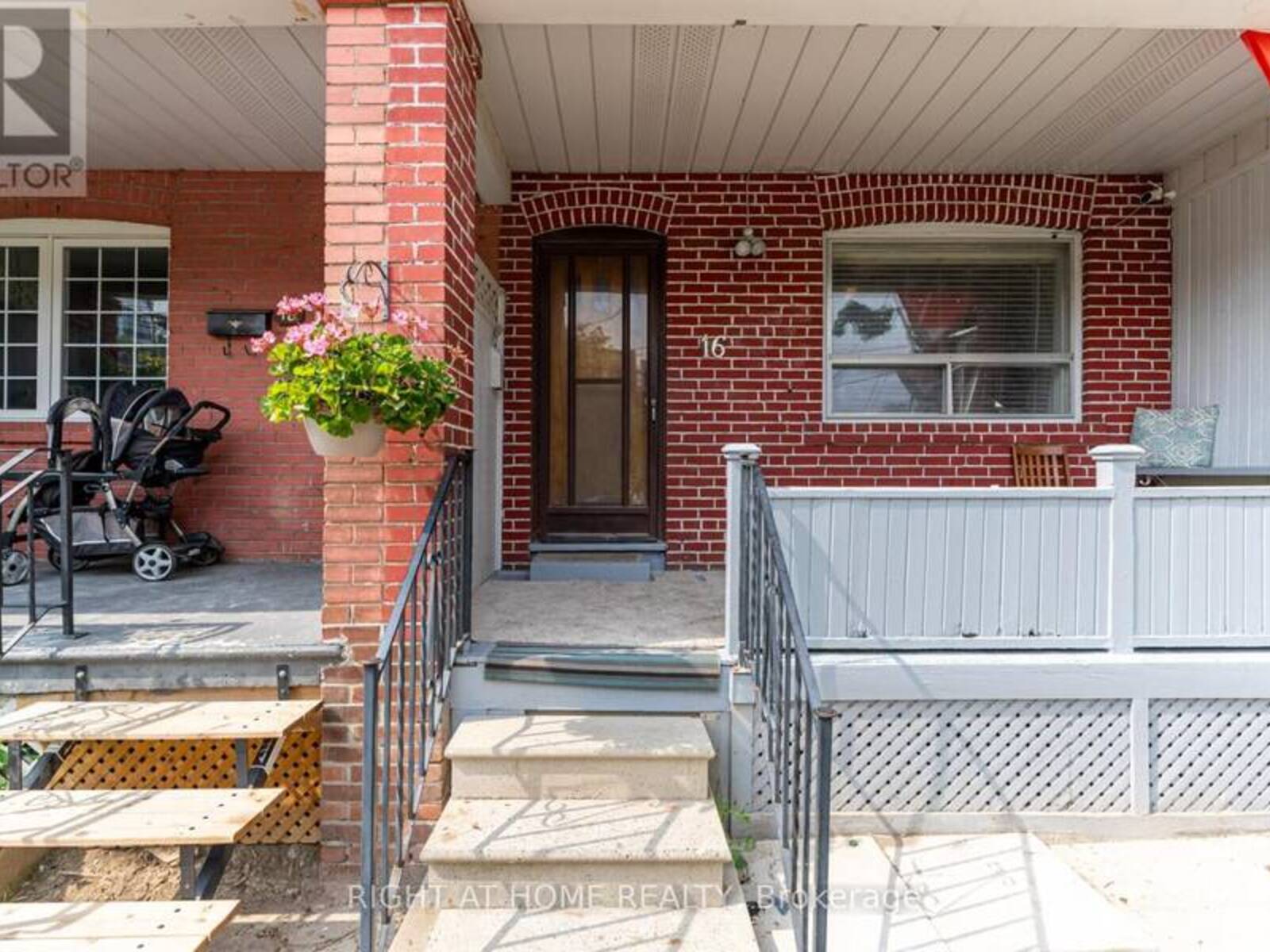 16 PRYOR AVENUE, Toronto, Ontario M6N 1M4