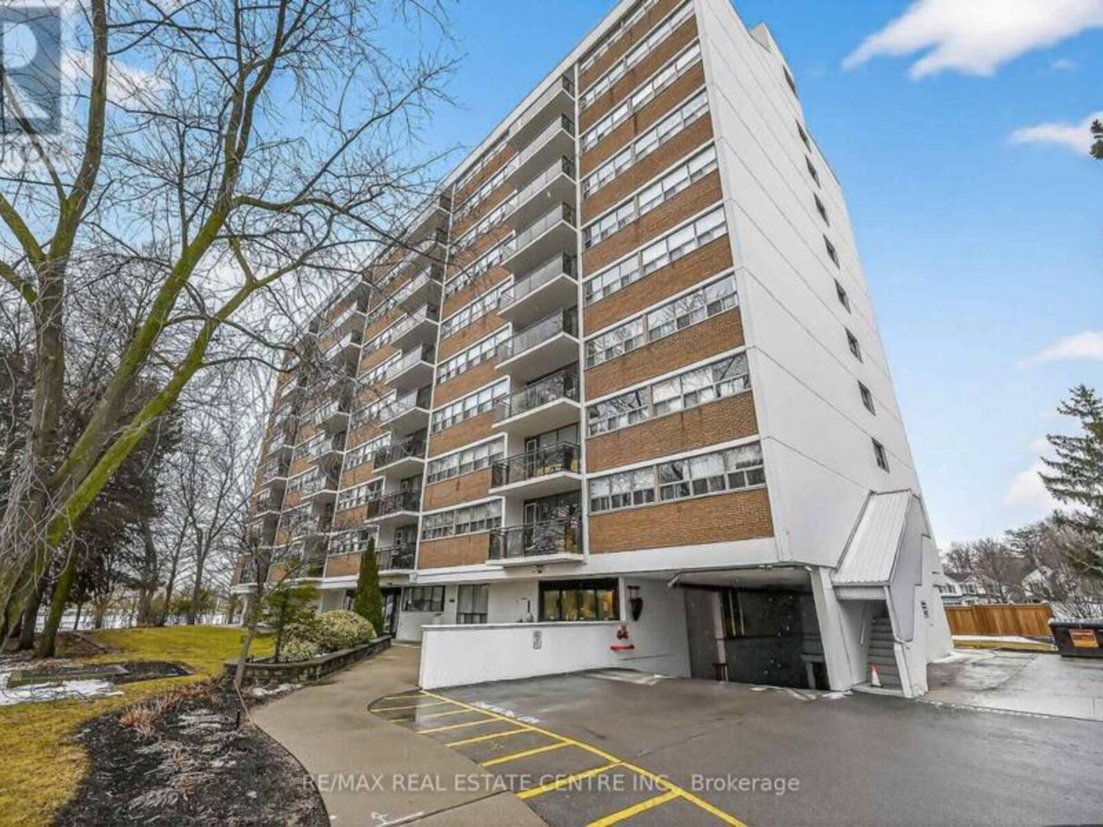 702 - 212 KERR STREET, Oakville, Ontario L6K 3B1