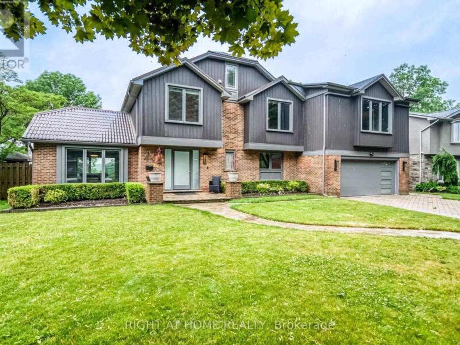 44 ROYAL HENLEY BOULEVARD, St. Catharines, Ontario L2N 4S1