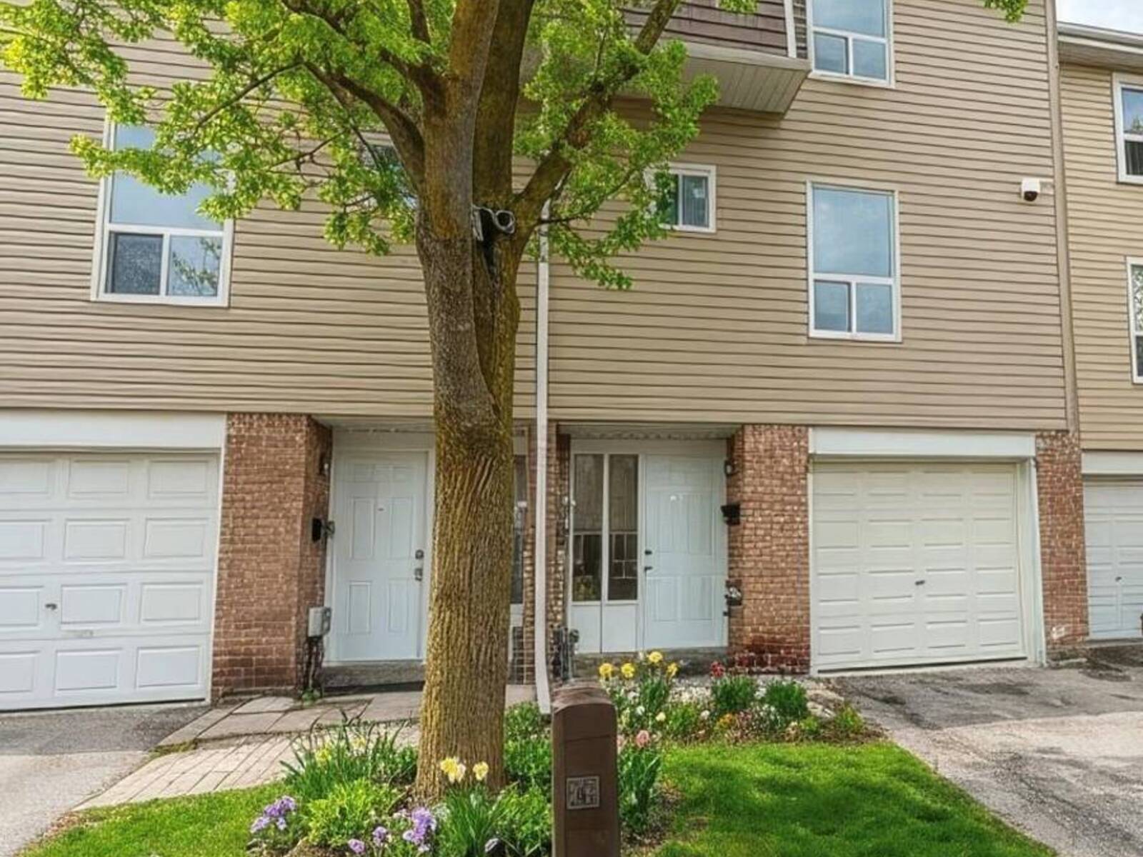 40 ELLIS DRIVE, Brampton, Ontario L6T 4C4