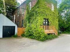 156 SUSSEX MEWS Toronto Ontario, M5S 2K1