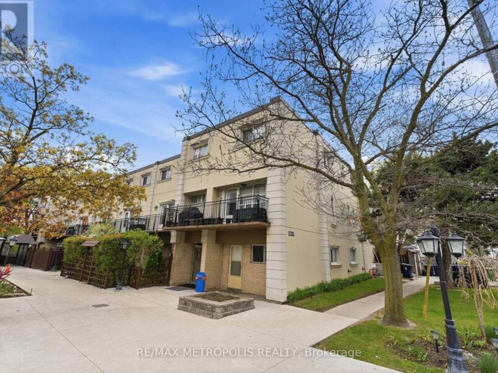 205 - 5877 BATHURST STREET, Toronto, Ontario M2R 1Y7