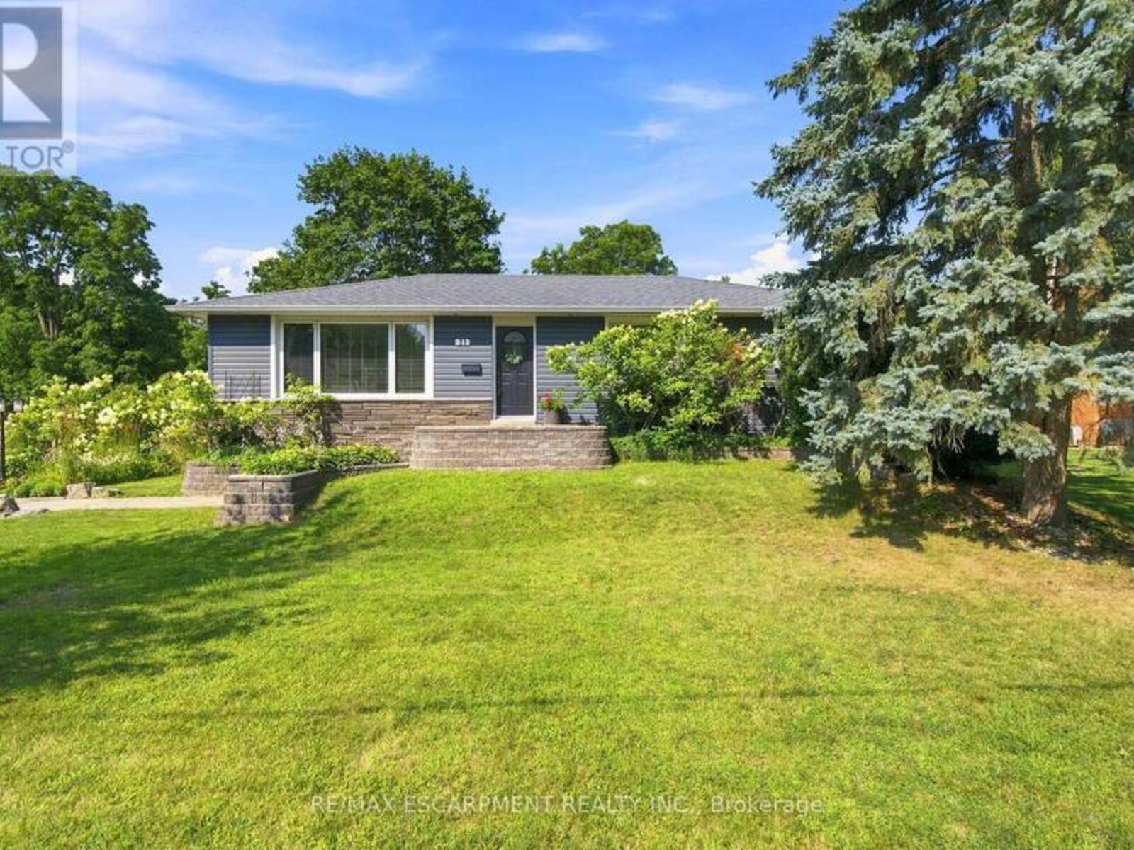 31 ALGONQUIN AVENUE, Hamilton, Ontario L9H 7K9