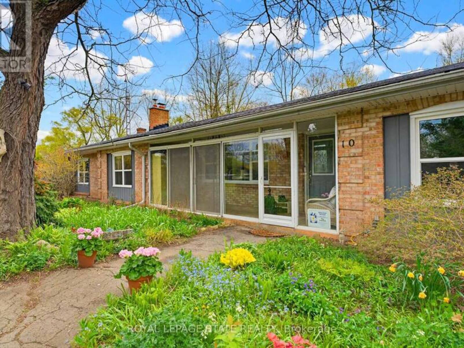 10 HUISMAN LANE, Hamilton, Ontario L8N 2Z7