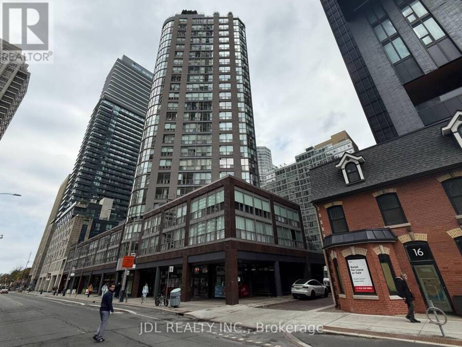 2002 - 24 WELLESLEY STREET W, Toronto, Ontario M4Y 2X6