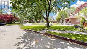46 COLLINS CRESCENT | Aurora Ontario | Slide Image Four