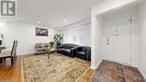 46 COLLINS CRESCENT | Aurora Ontario | Slide Image Five