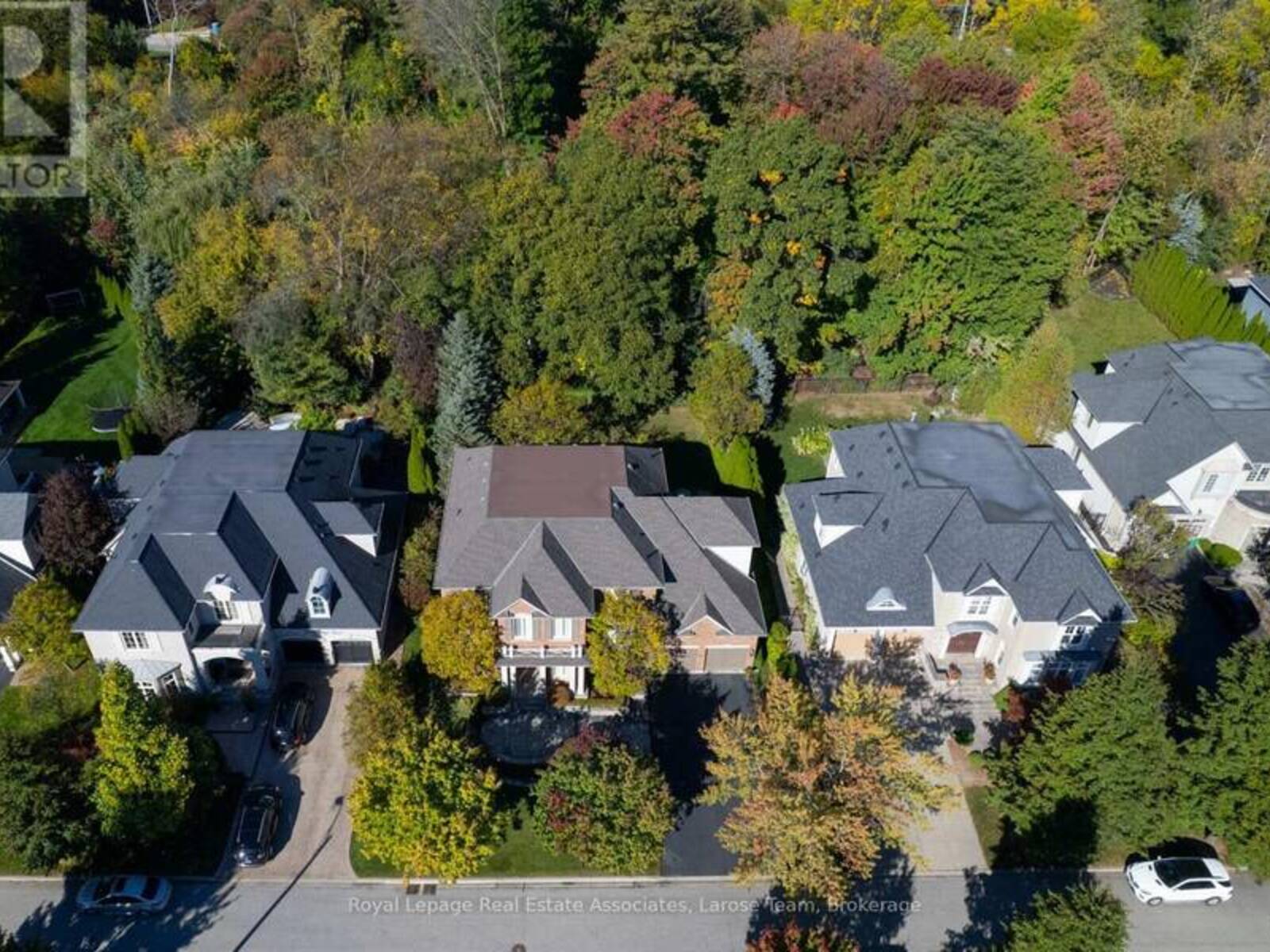 562 GLADWYNE COURT, Mississauga, Ontario L5H 4L4