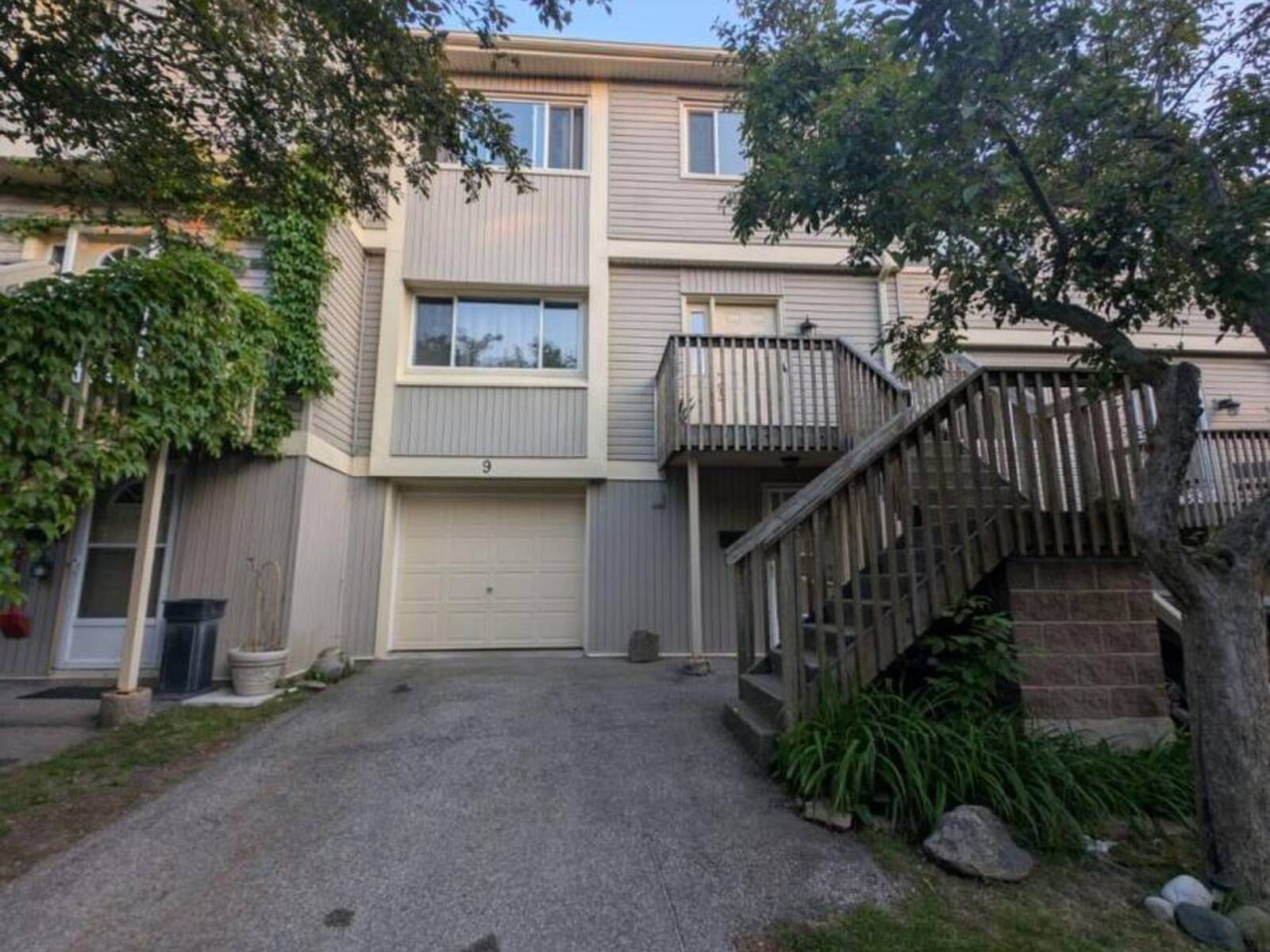 9 - 30 GREEN VALLEY DRIVE, Kitchener, Ontario N2P 1G8