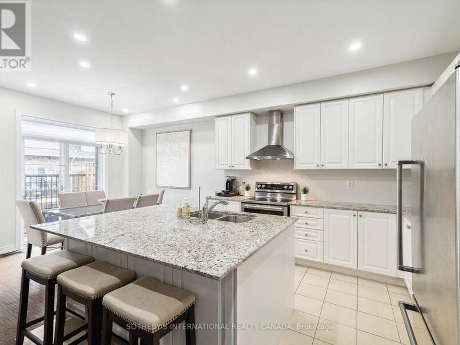 12 DEEP RIVER LANE S, Richmond Hill, Ontario L4C 5S4