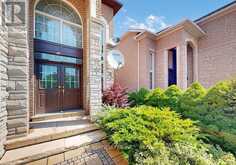 2 LORD NELSON COURT | Richmond Hill Ontario | Slide Image Four