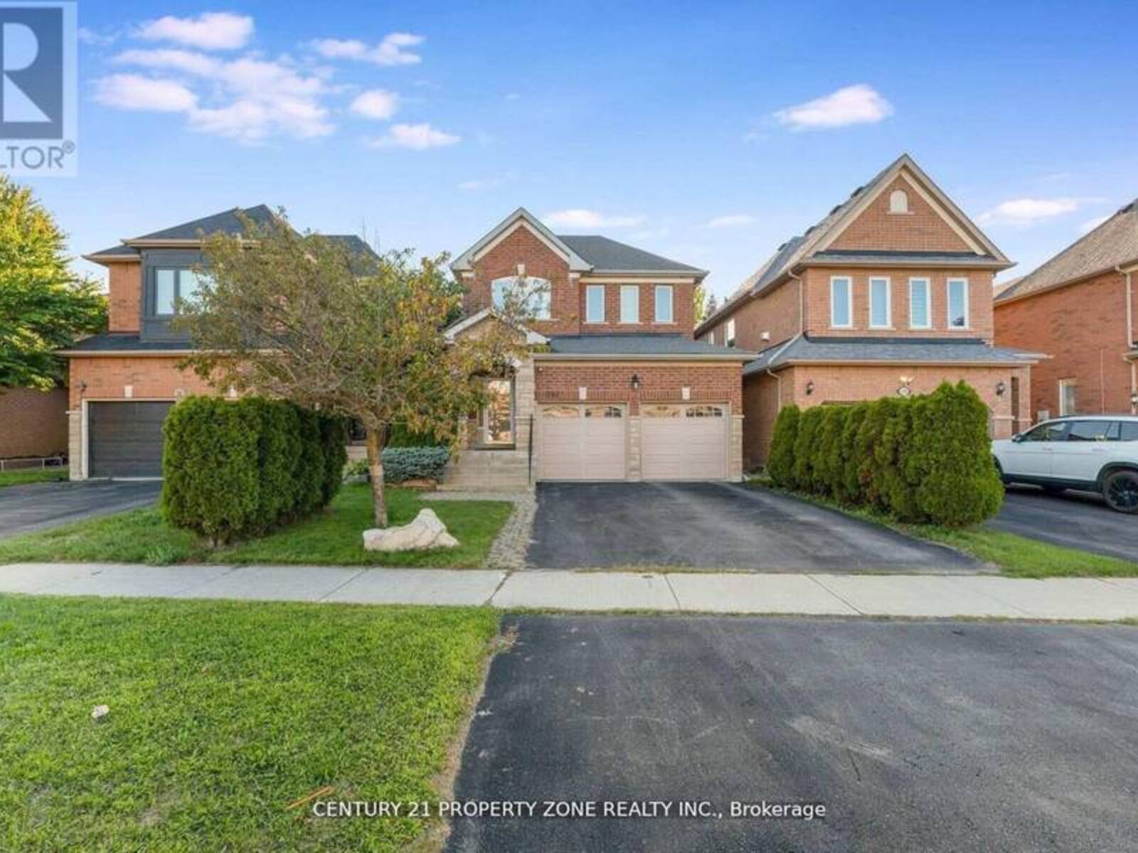 582 PLANTATION GATE, Newmarket, Ontario L3X 2C2
