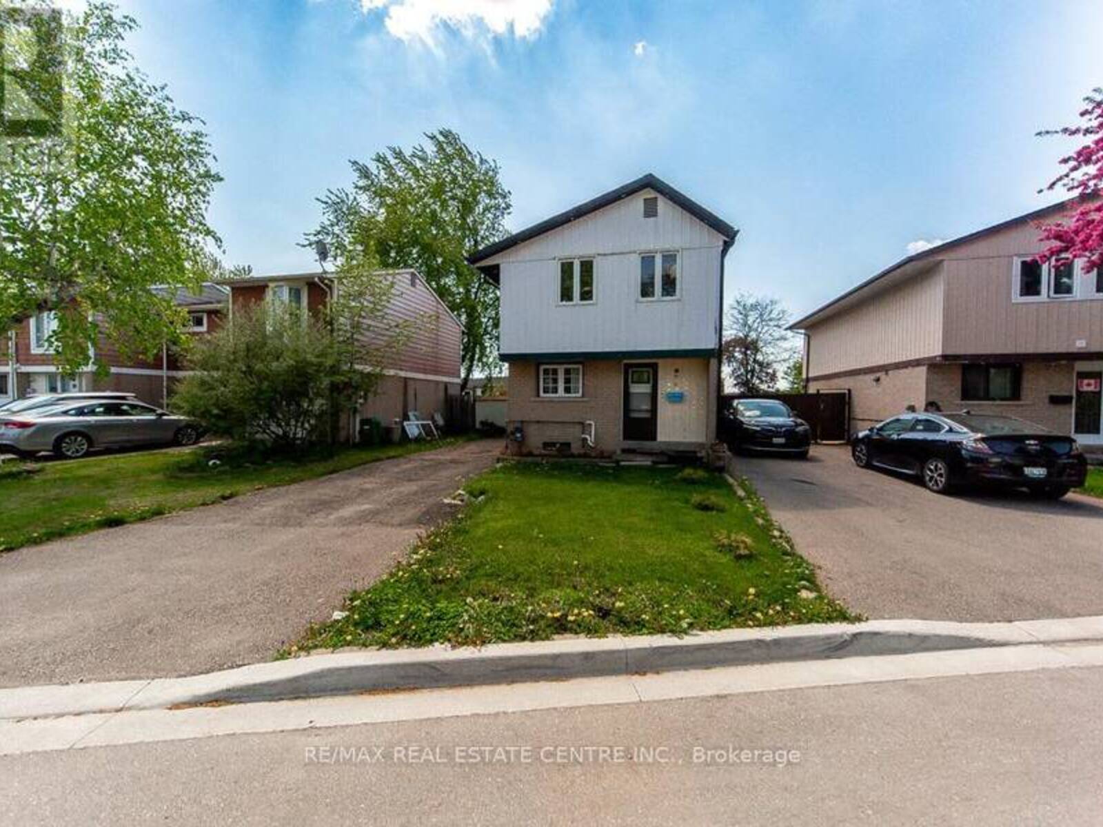 12 GREENHILLS SQUARE, Brampton, Ontario L6S 2J4