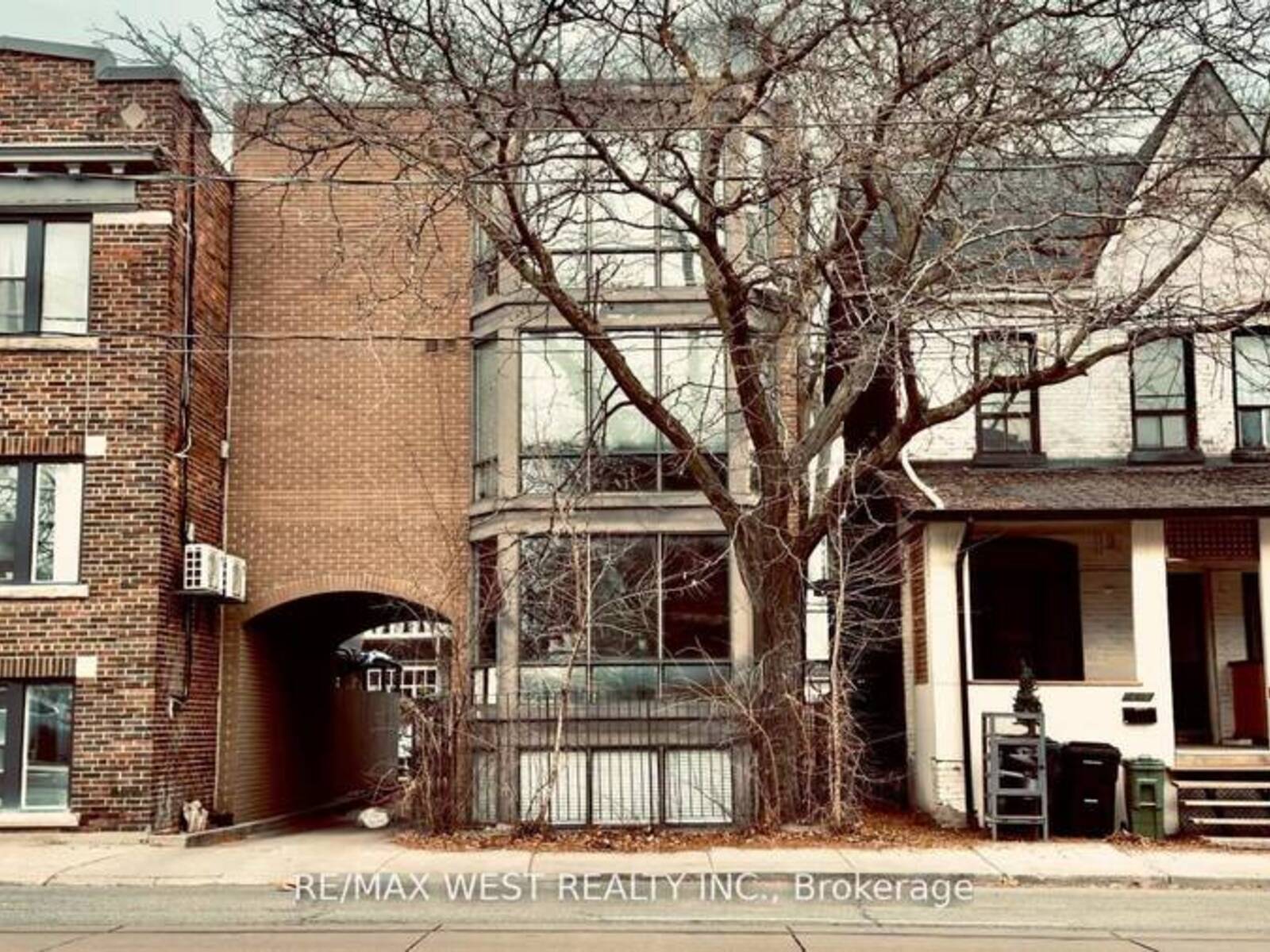 1061 BATHURST STREET, Toronto, Ontario M5R 3G8