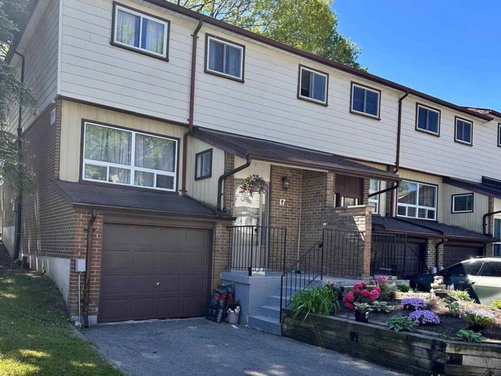 I7 - 63 FERRIS LANE, Barrie, Ontario L4M 5C4