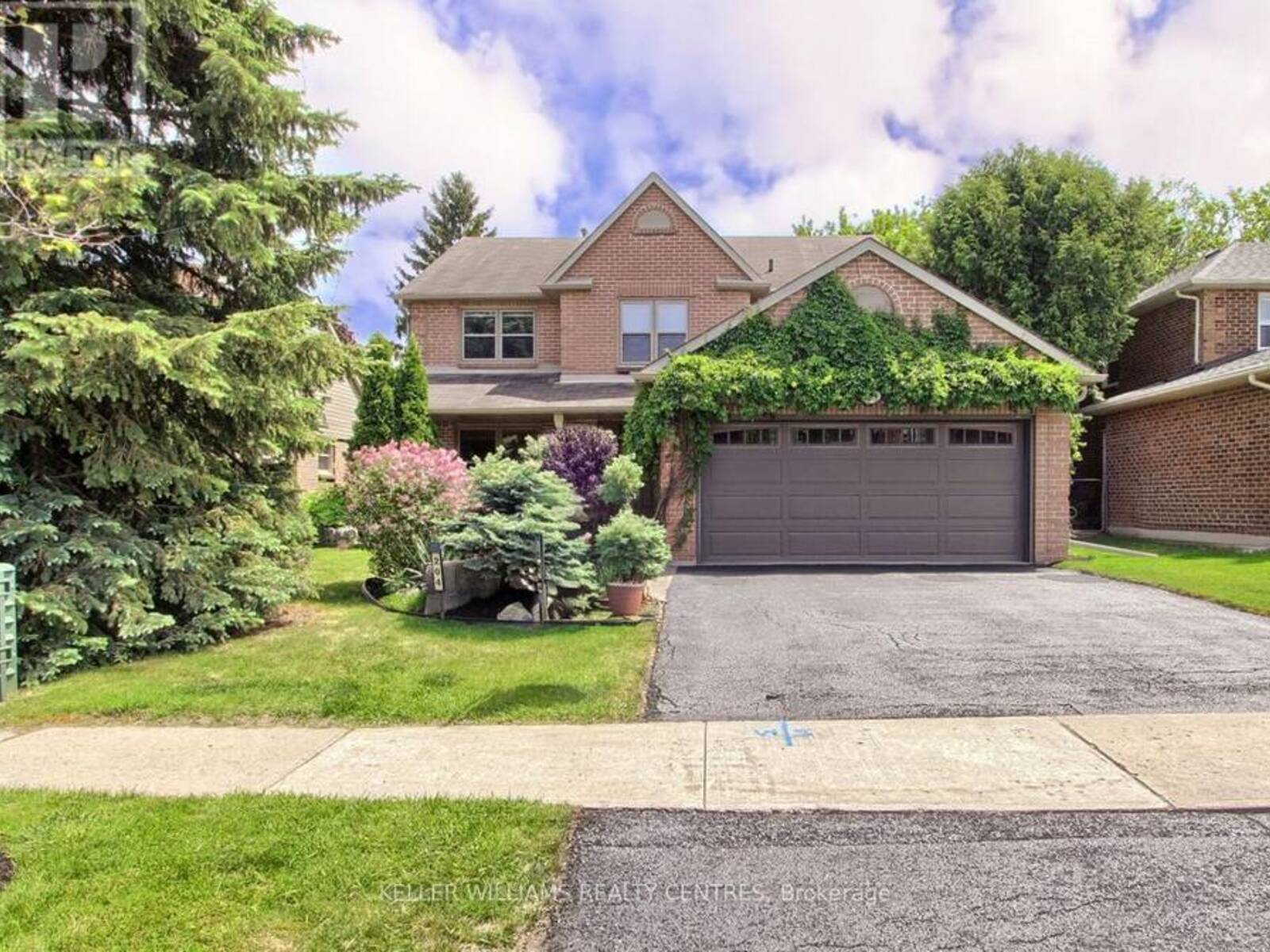 204 CROSSLAND GATE, Newmarket, Ontario L3X 1A8