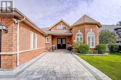 585 HOLGATE CIRCLE | Newmarket Ontario | Slide Image Three