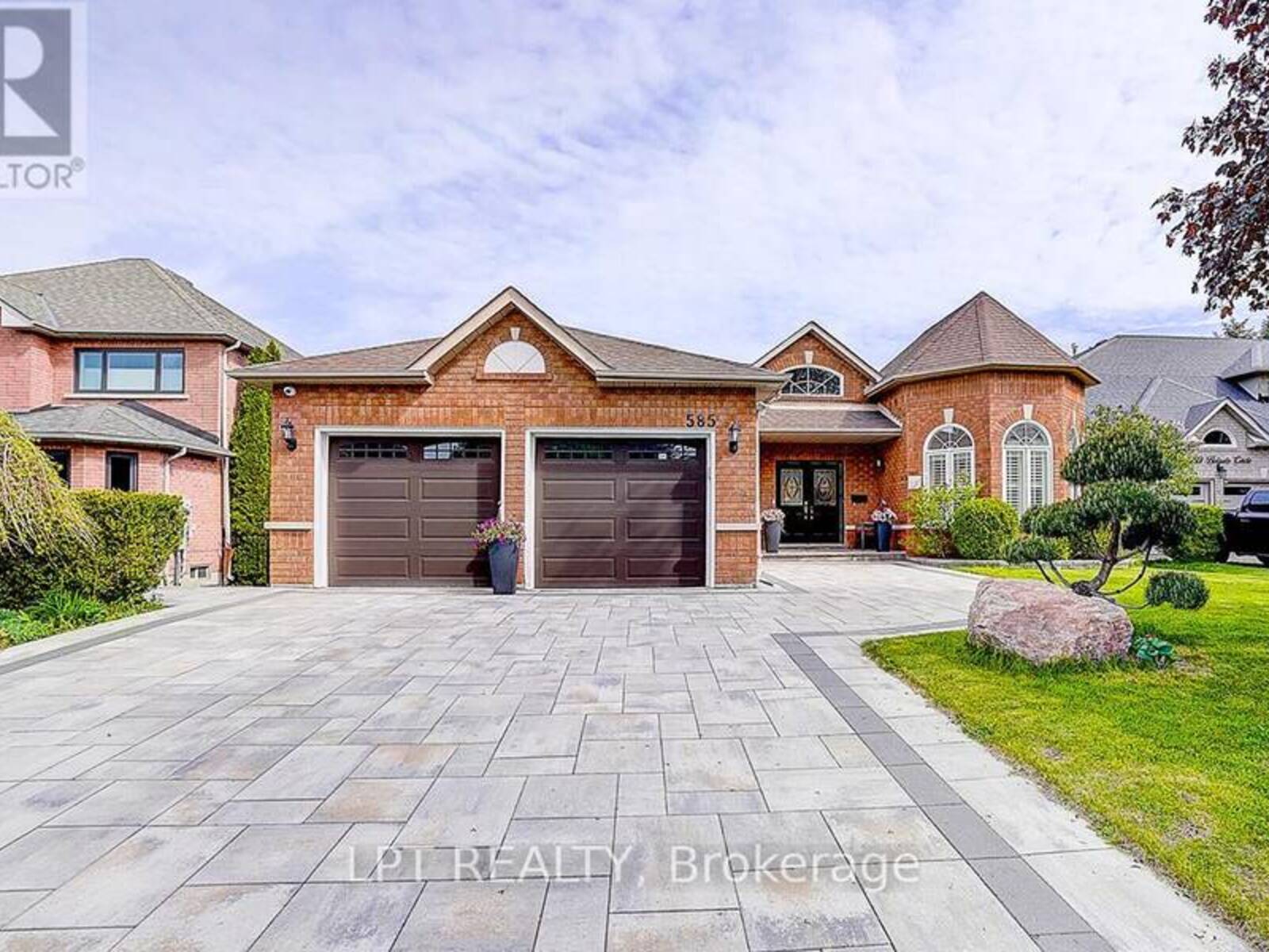 585 HOLGATE CIRCLE, Newmarket, Ontario L3X 1V8