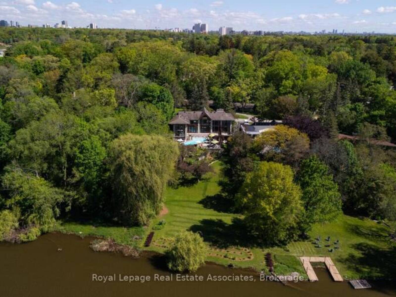 1510 PINETREE CRESCENT, Mississauga, Ontario L5G 2S8