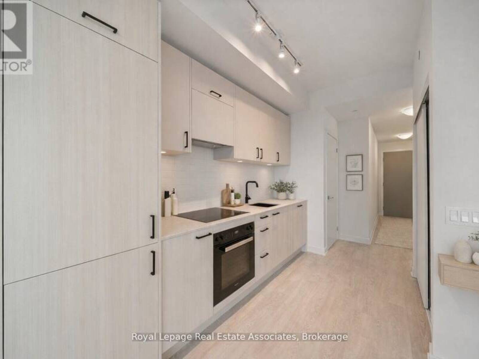 1004 - 1 QUARRINGTON LANE, Toronto, Ontario M3C 0S4