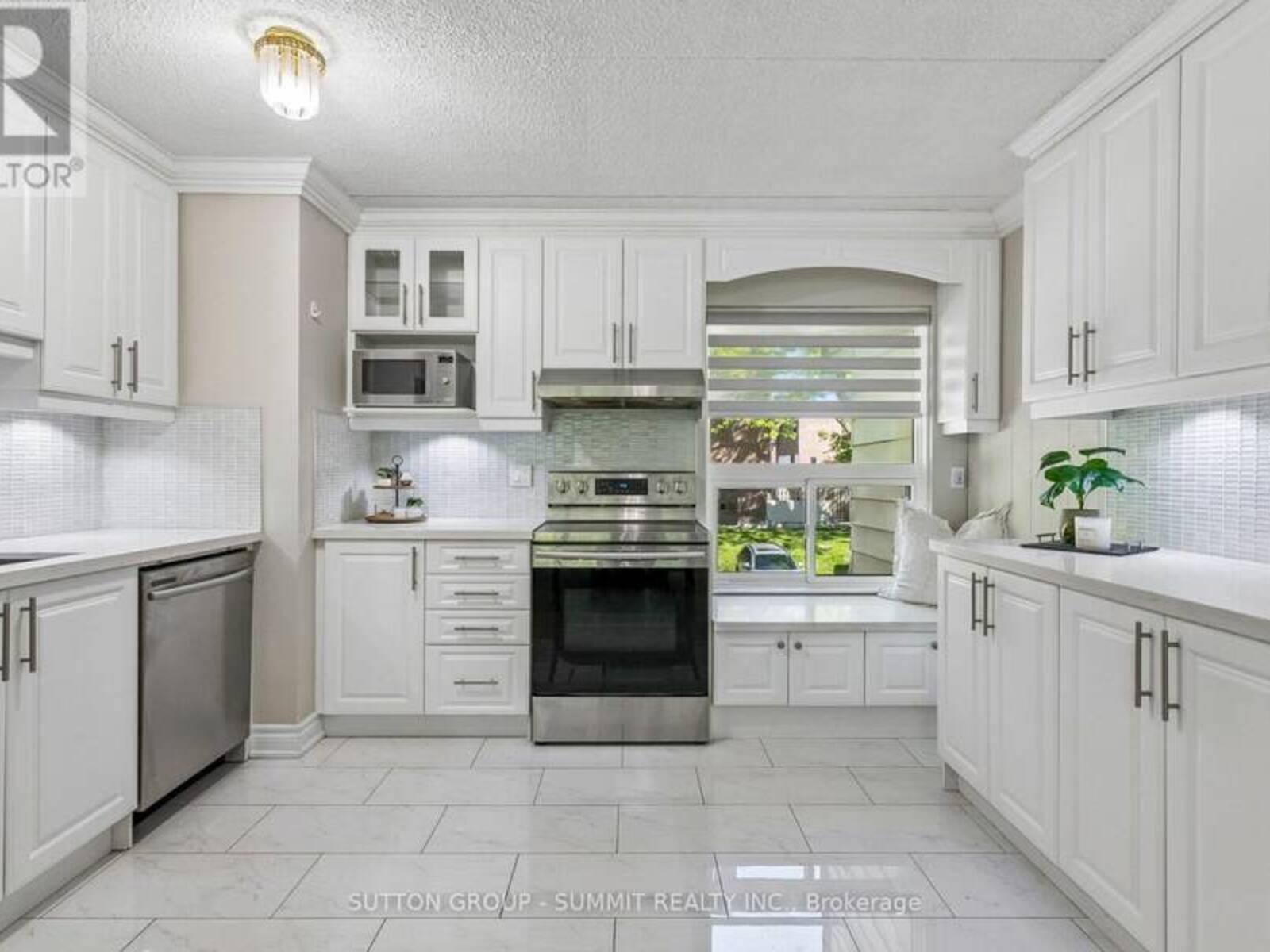 211 - 180 MISSISSAUGA VALLEY BOULEVARD, Mississauga, Ontario L5A 3M2
