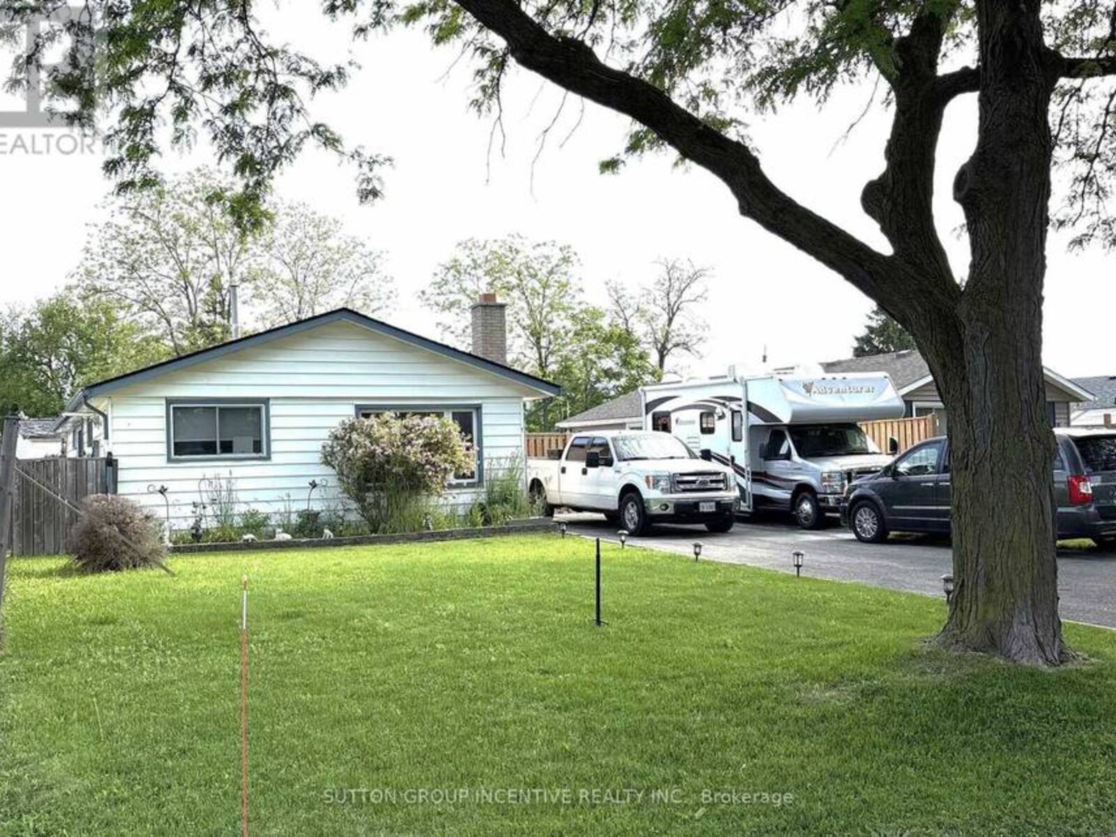 5 LANARK CRESCENT, St. Catharines, Ontario L2M 6E1