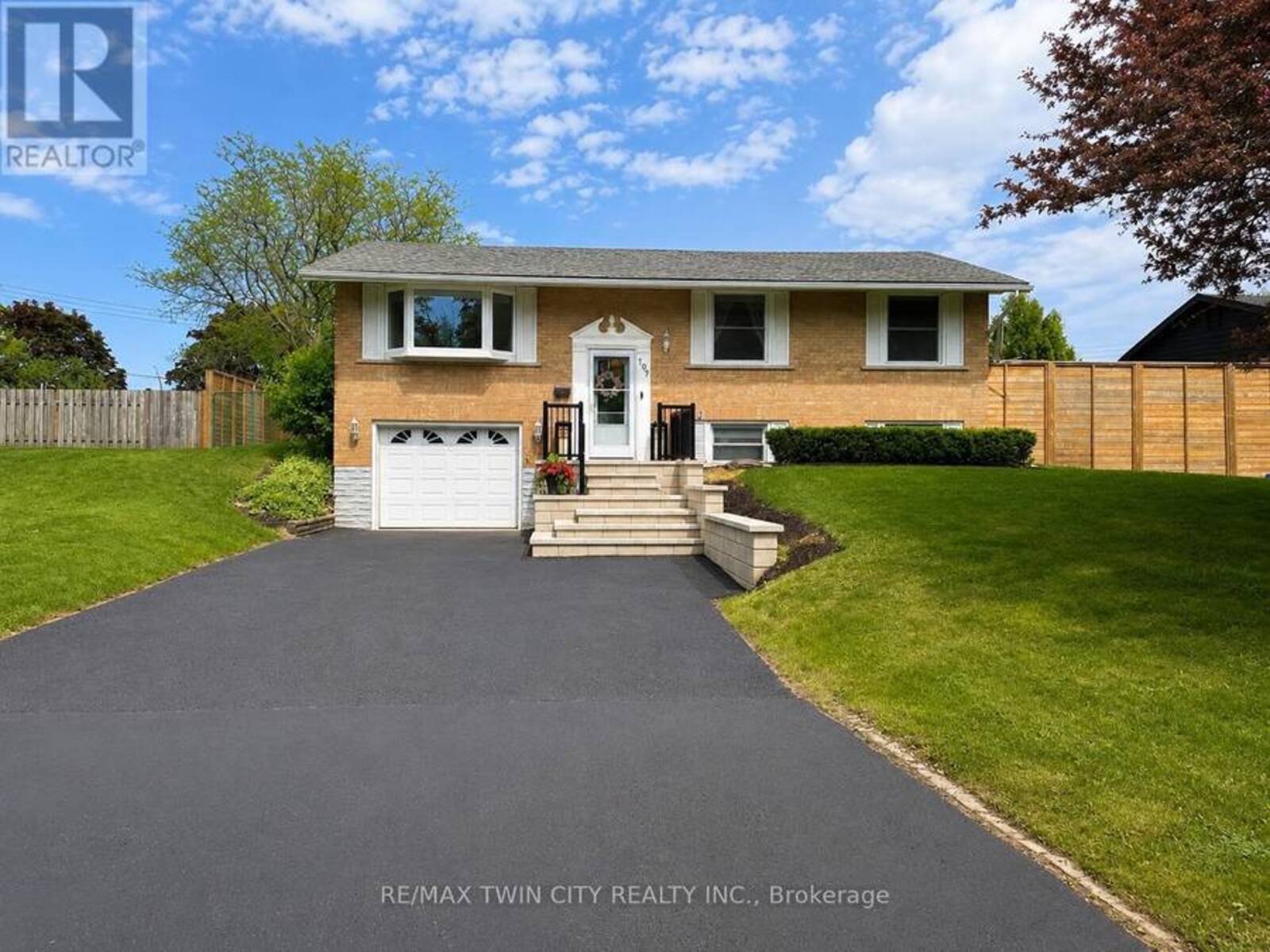 107 ROSSLINN ROAD, Cambridge, Ontario N1S 3K3