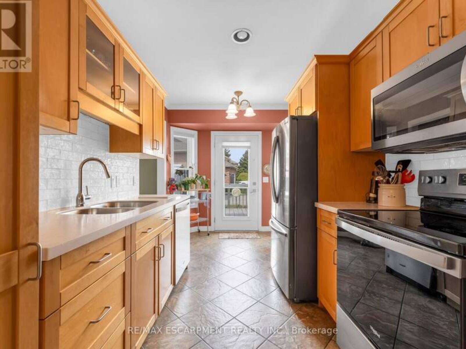 50 SPADARA DRIVE, Hamilton, Ontario L9B 2K3