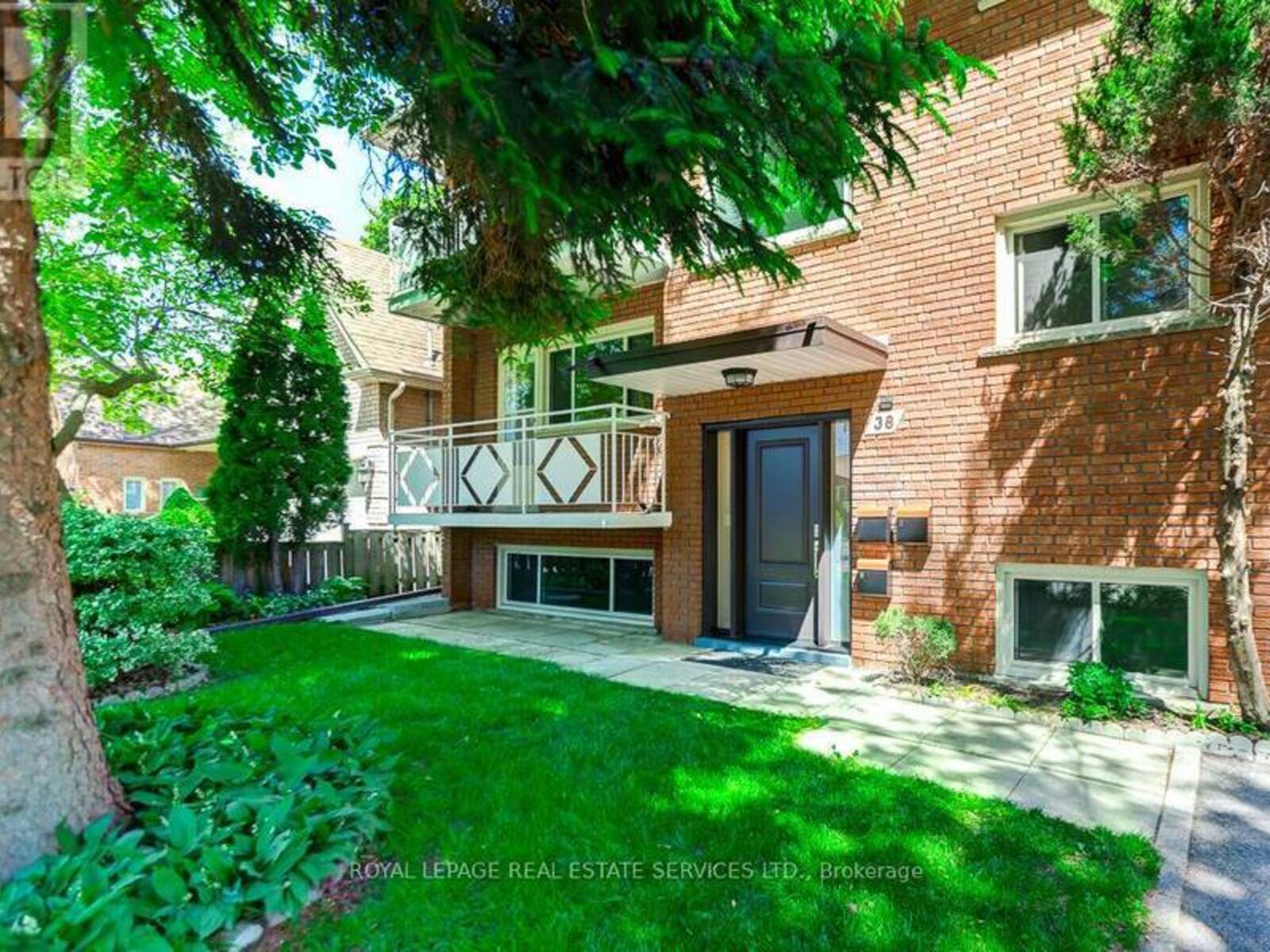 38 JELLICOE AVENUE, Toronto, Ontario M8W 1W1