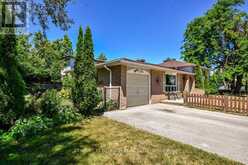 32 LONSDALE PLACE | Barrie Ontario | Slide Image Three