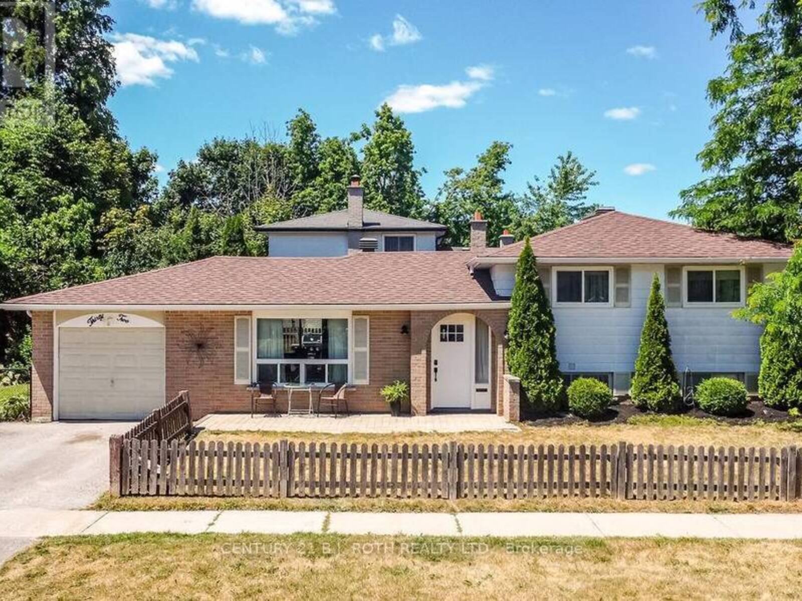32 LONSDALE PLACE, Barrie, Ontario L4M 4J1