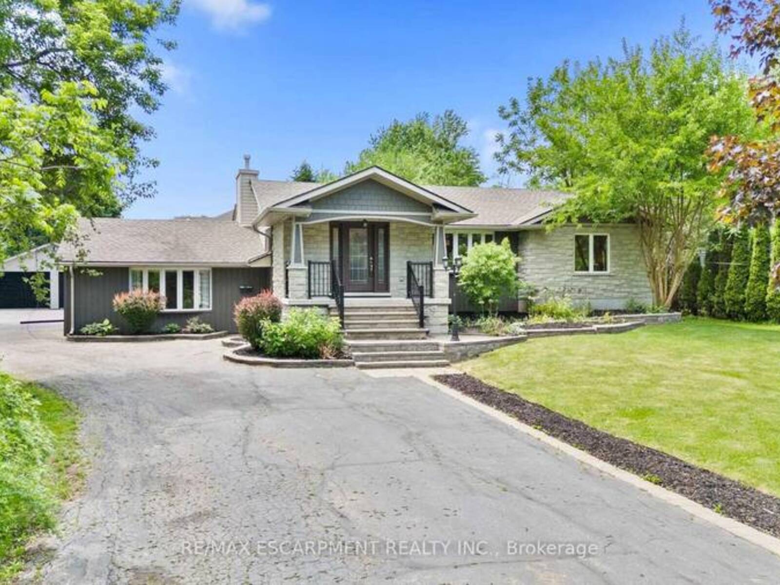 404 HAMILTON DRIVE, Ancaster, Ontario L9G 2B1
