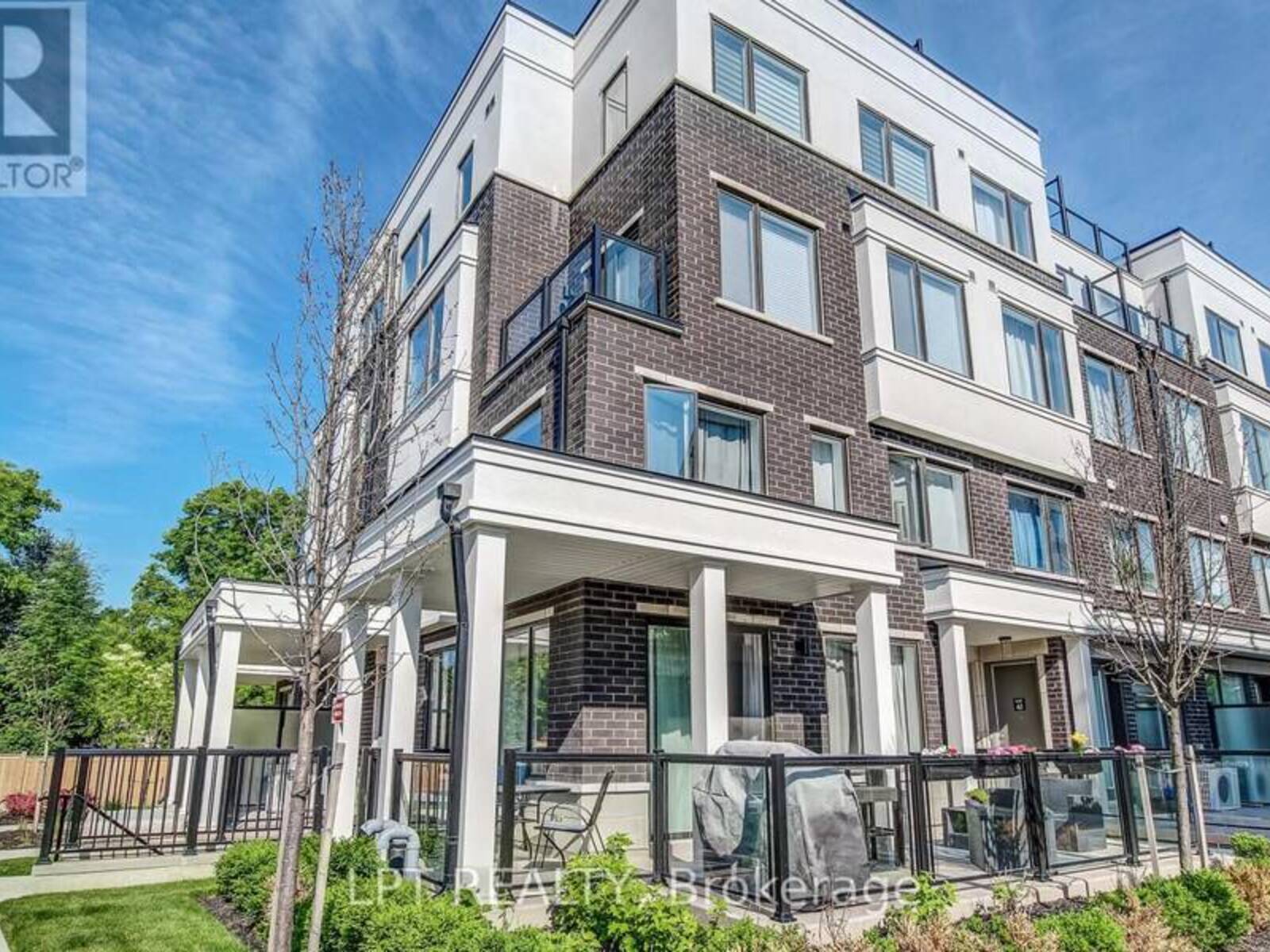 64 - 300 ALEX GARDNER CIRCLE, Aurora, Ontario L4G 3G5