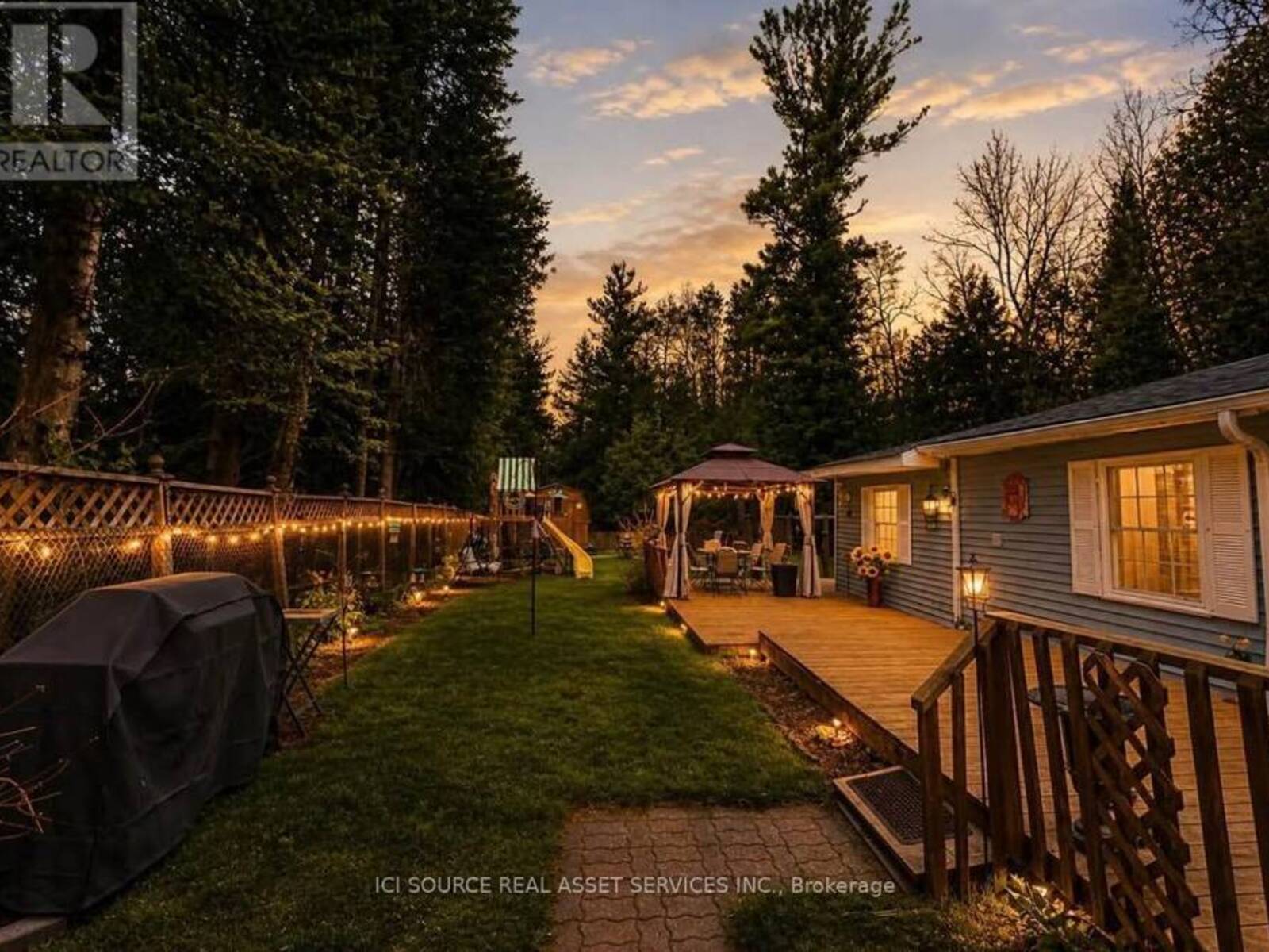 126 PINECREST AVENUE, Wasaga Beach, Ontario L9Z 1X3