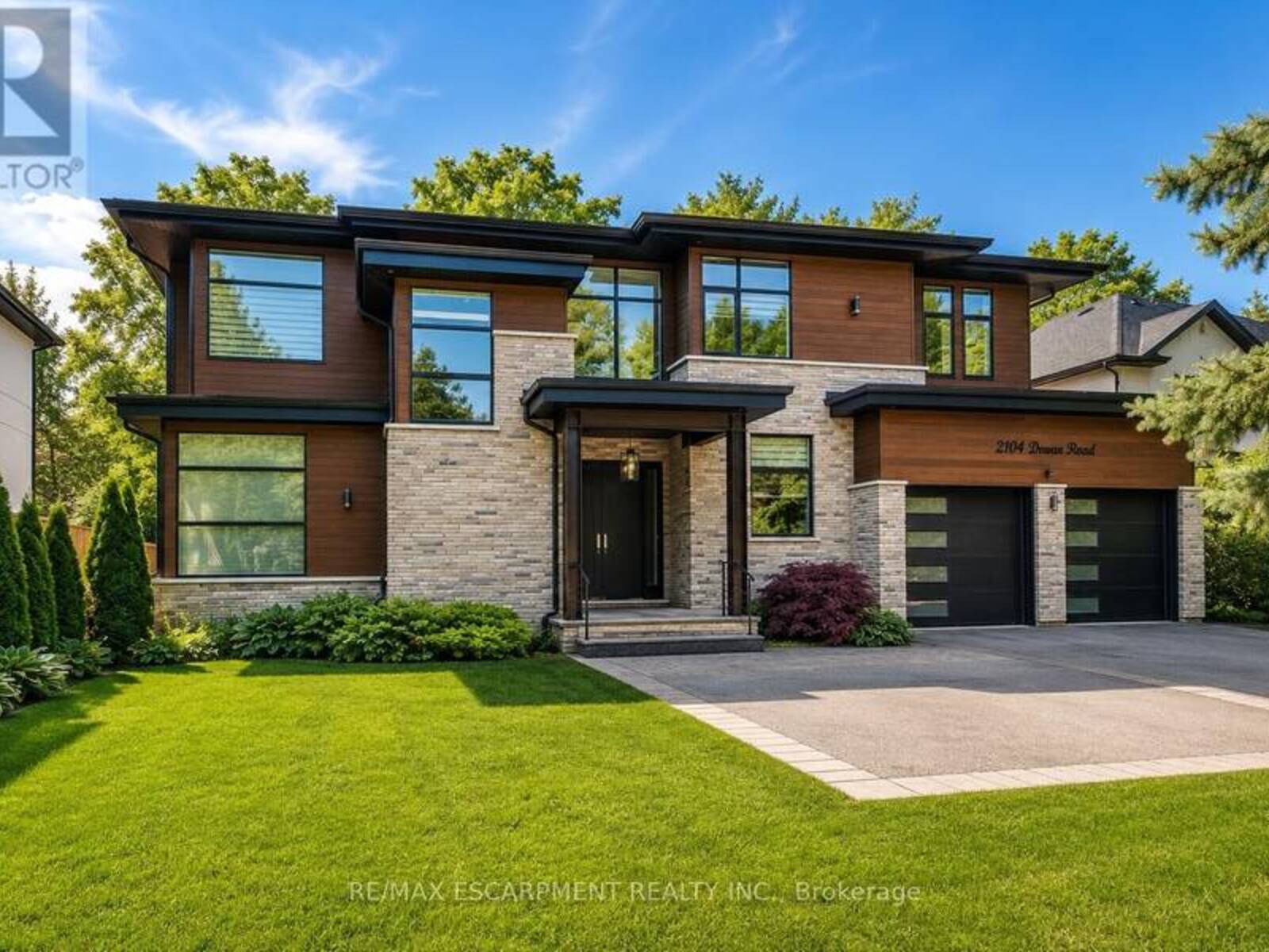2104 DEVON ROAD, Oakville, Ontario L6J 2N2