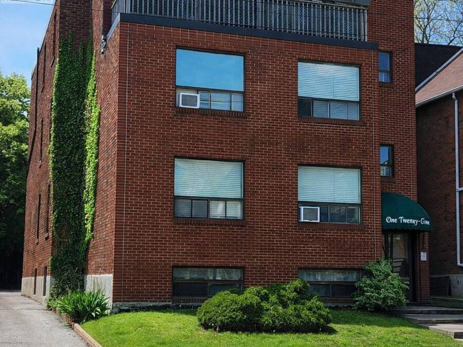 144 COXWELL AVENUE, Toronto, Ontario M4L 3B2