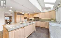 8 GRANADA COURT | Markham Ontario | Slide Image Thirteen