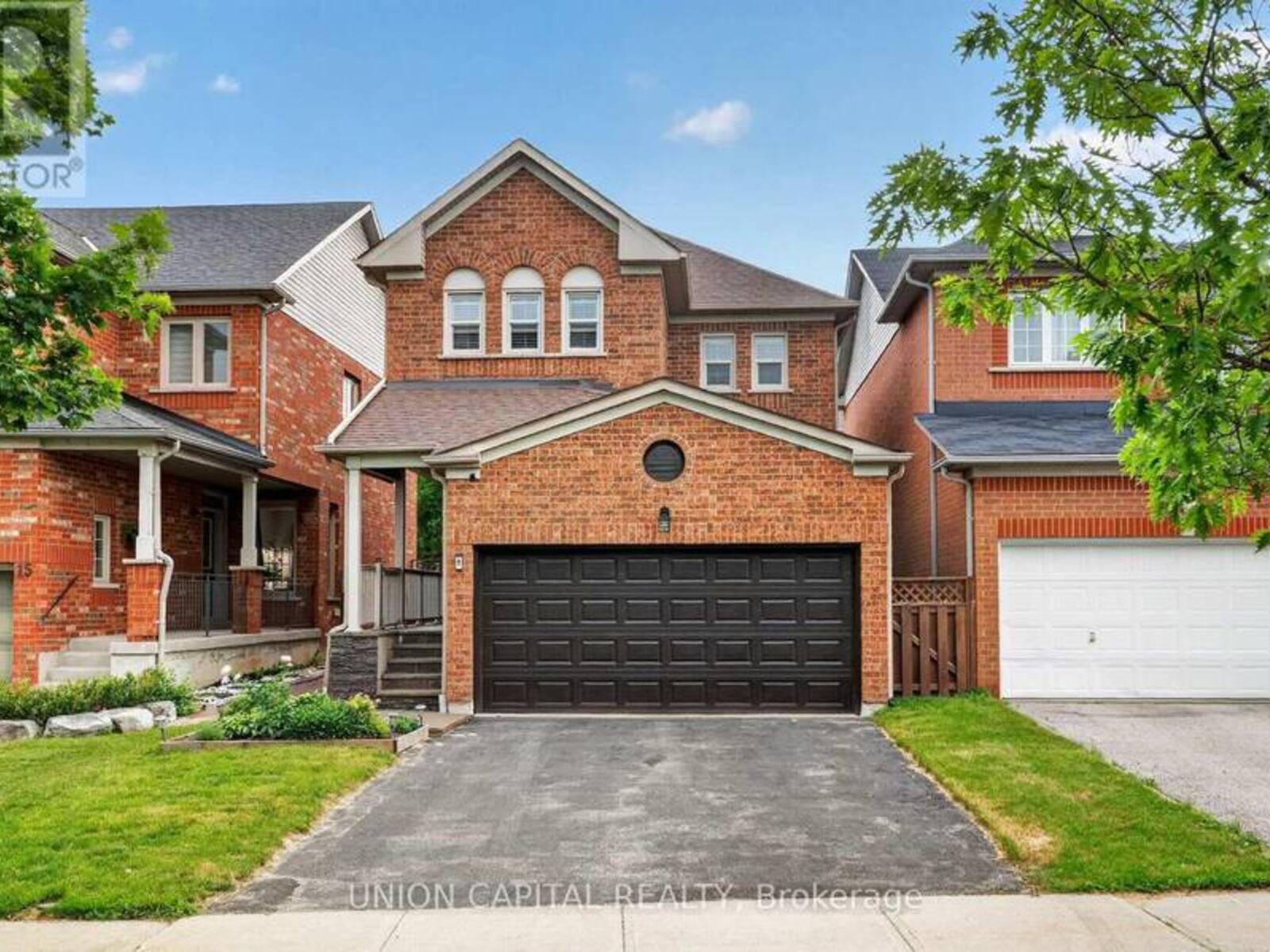 9 BALLYMORE DRIVE, Aurora, Ontario L4G 7E8