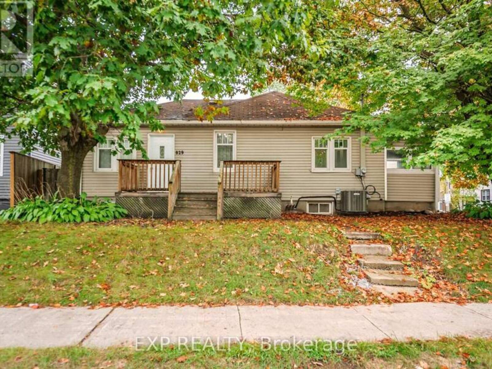 829 ATHOL STREET, Whitby, Ontario L1N 4A1