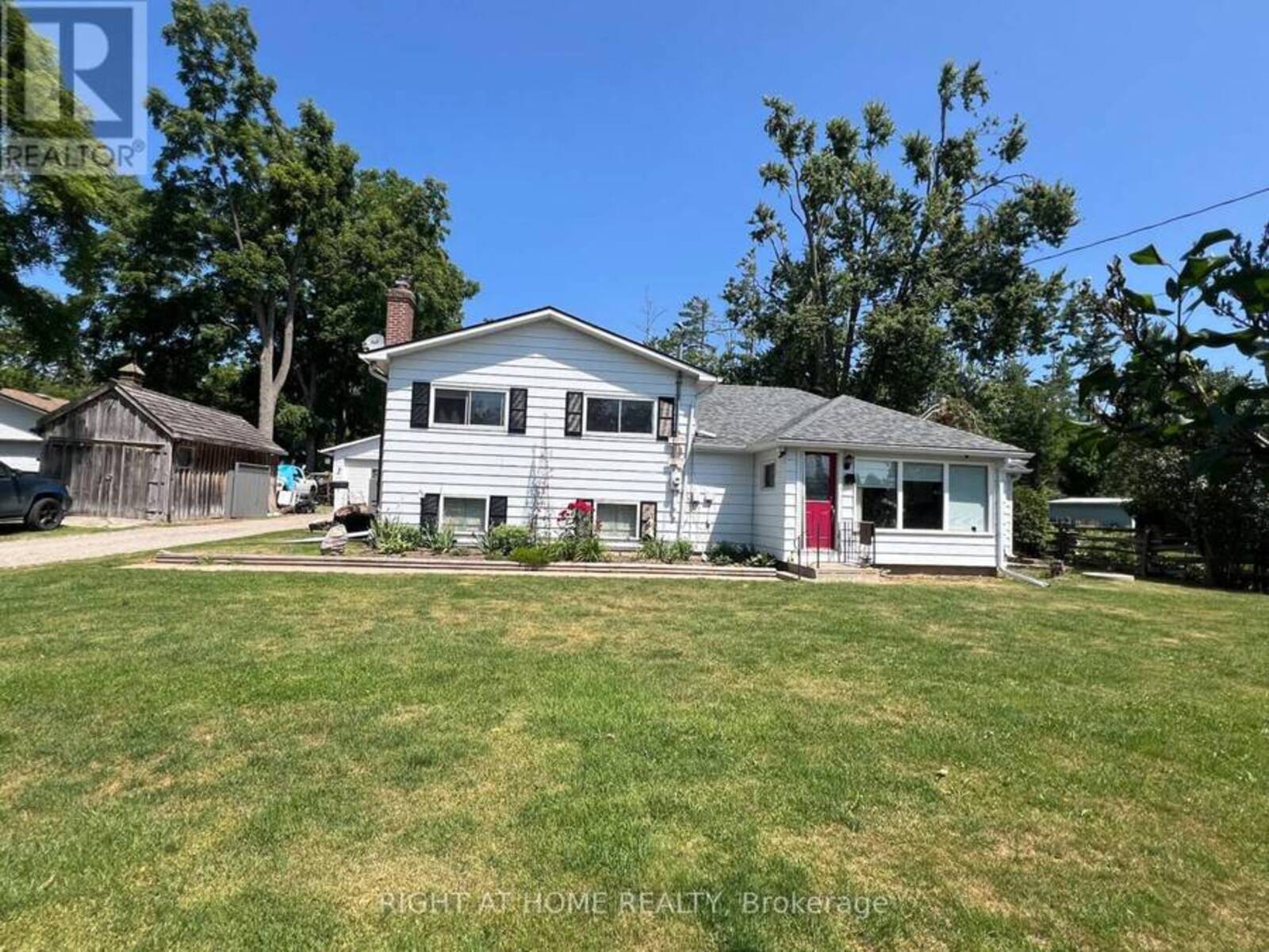 12 LAKESHORE ROAD E, Oro-Medonte, Ontario L0L 2E0