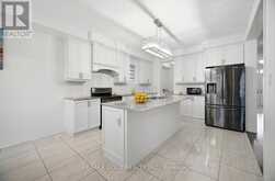 814 GREEN STREET | Innisfil Ontario | Slide Image Three