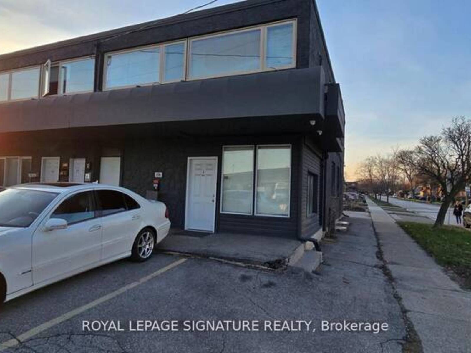 496-498 HORNER AVENUE, Toronto, Ontario M8W 2B8