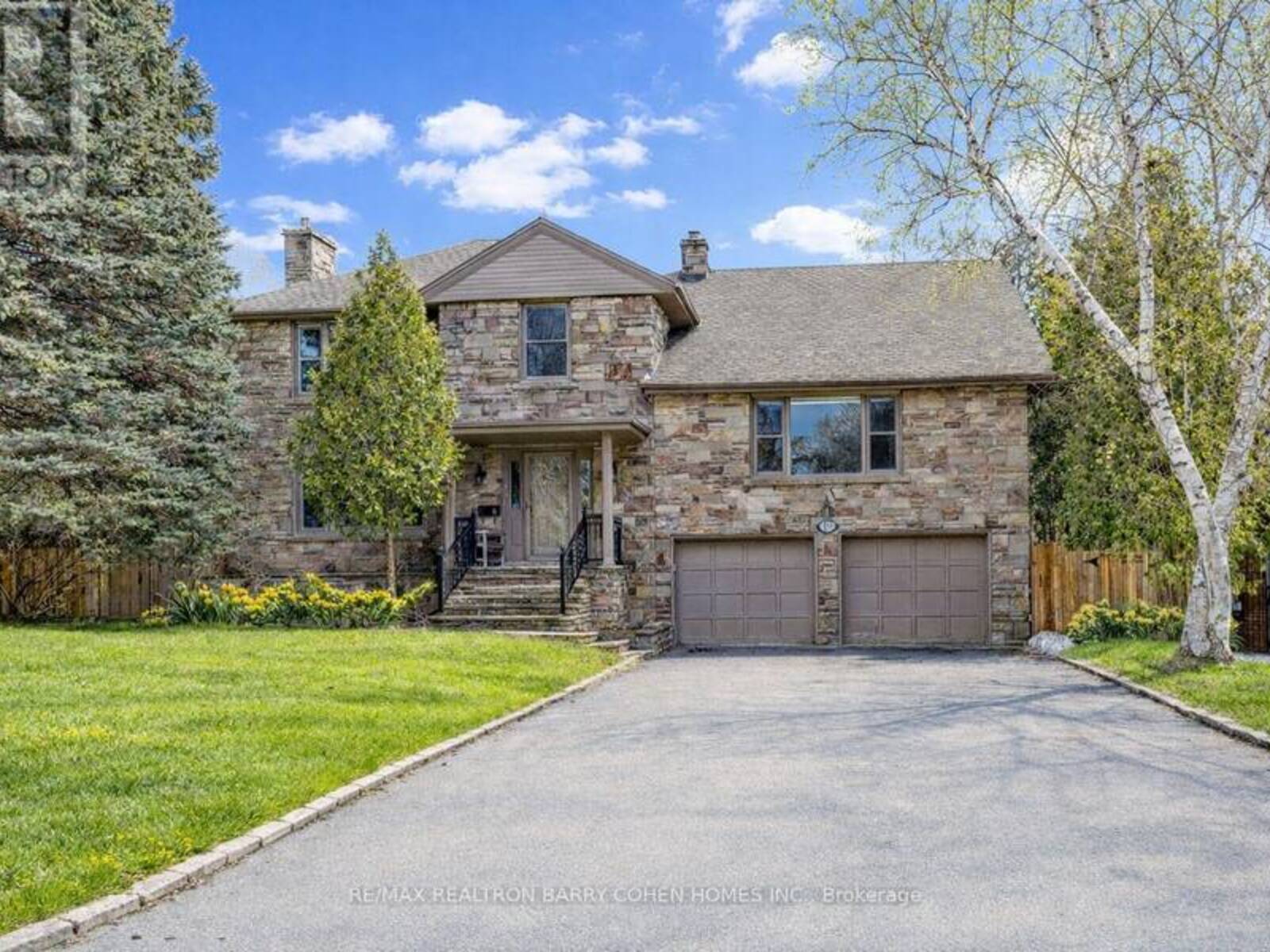 19 LOWER LINKS ROAD, Toronto, Ontario M2P 1H5