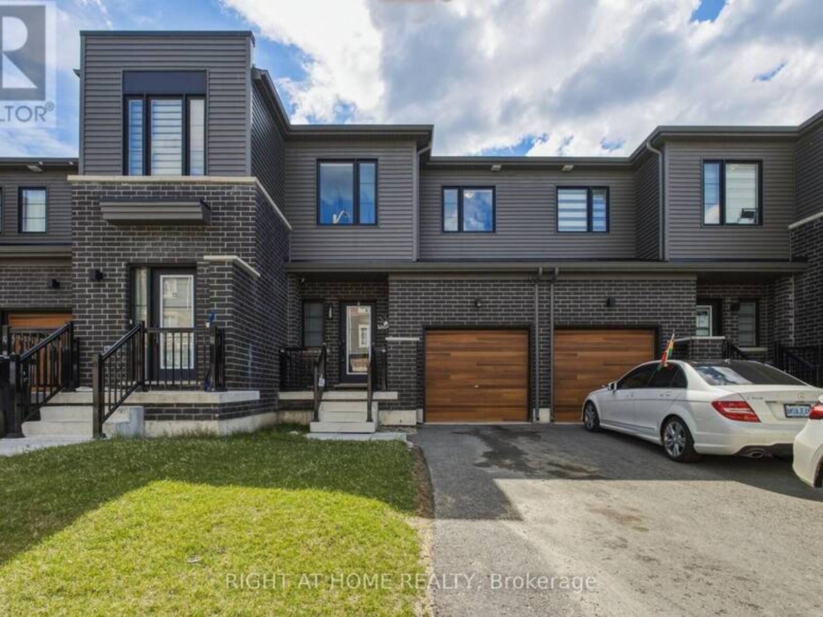 15 HAY LANE, Barrie, Ontario L9J 0V6