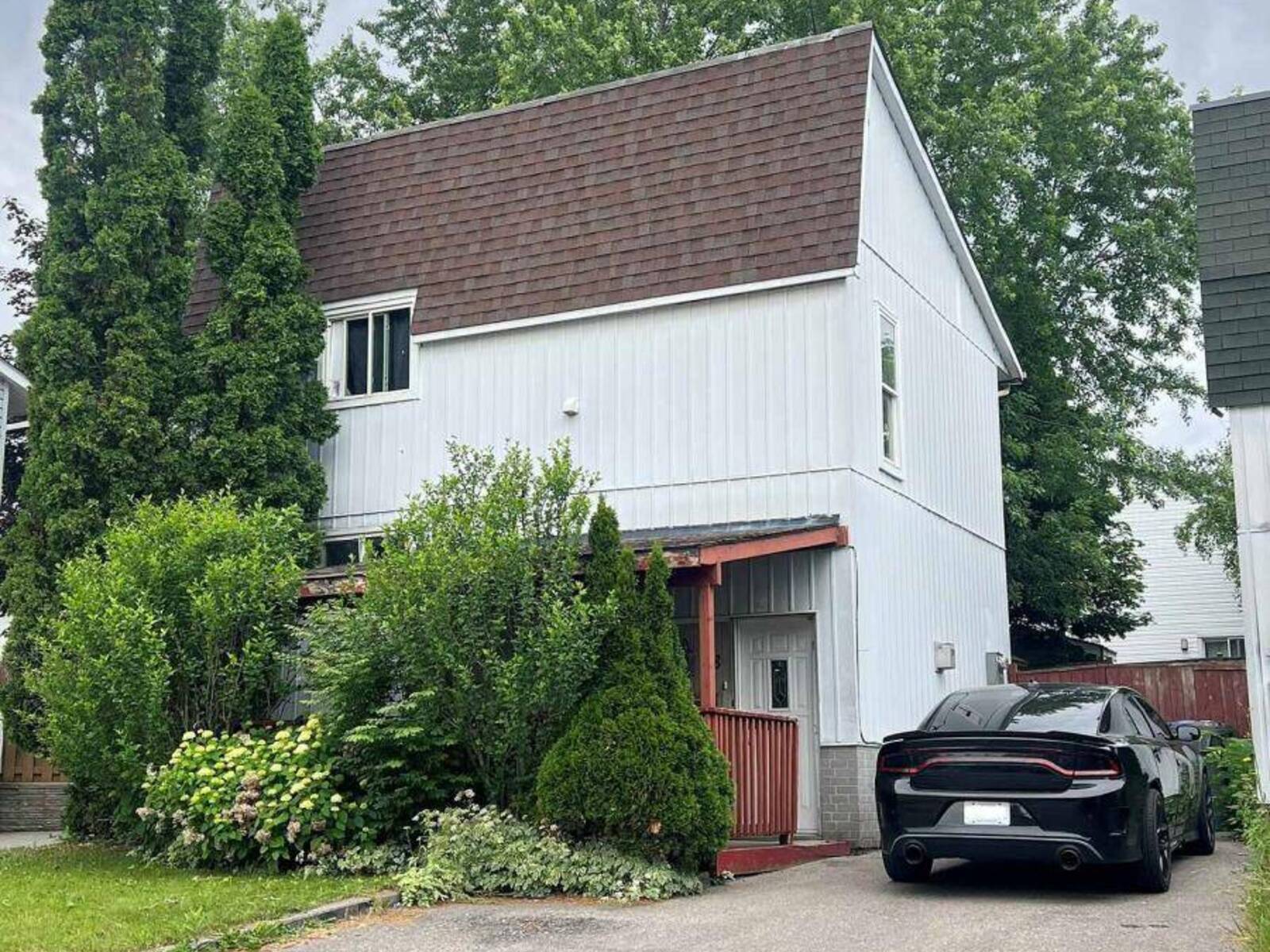 8 GRAND RIVER COURT, Brampton, Ontario L6S 2J8