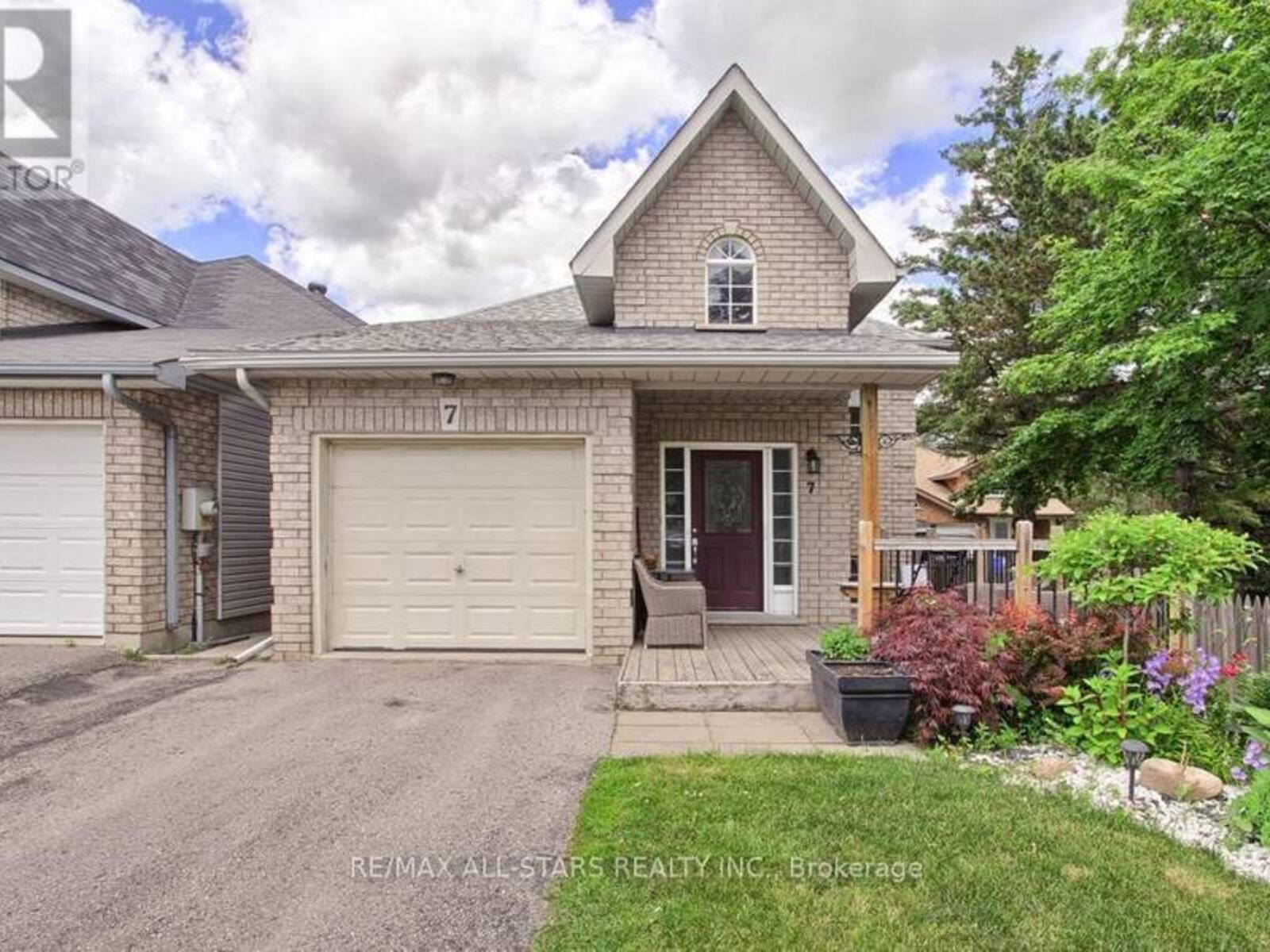 7 JOHN HARVEY STREET, Uxbridge, Ontario L9P 1C3