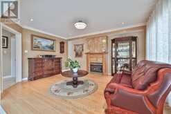 110 RED RIVER CRESCENT | Newmarket Ontario | Slide Image Eight
