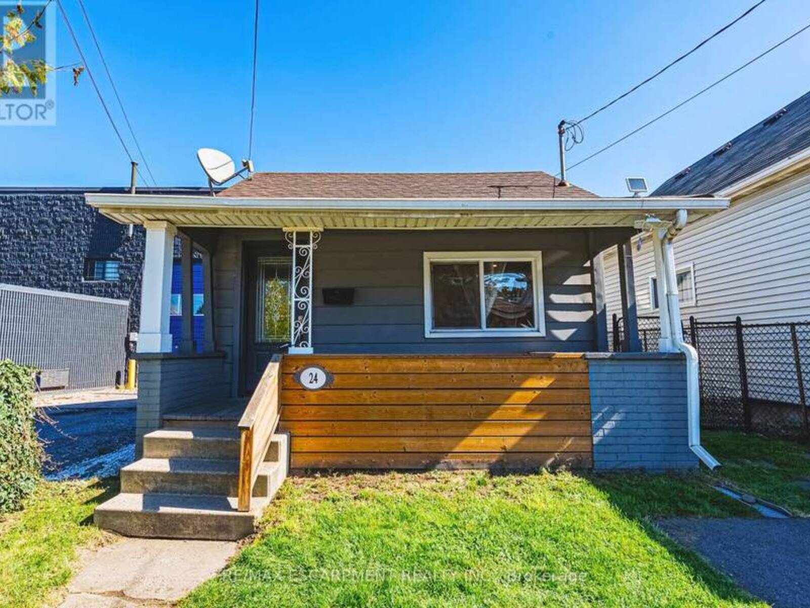24 ROWANWOOD STREET, Hamilton, Ontario L8L 7H3