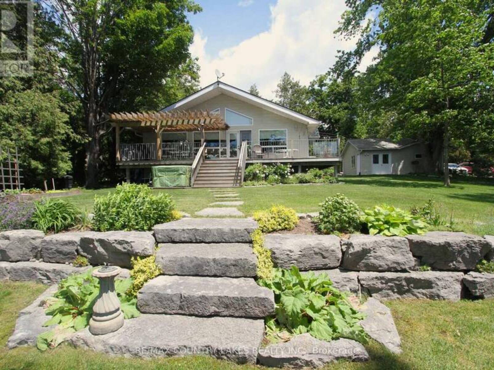 27 HILLCREST AVENUE, Kawartha Lakes, Ontario K0M 2B0